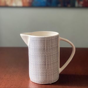 28 oz Black & White "v" Print Ceramic Pitcher